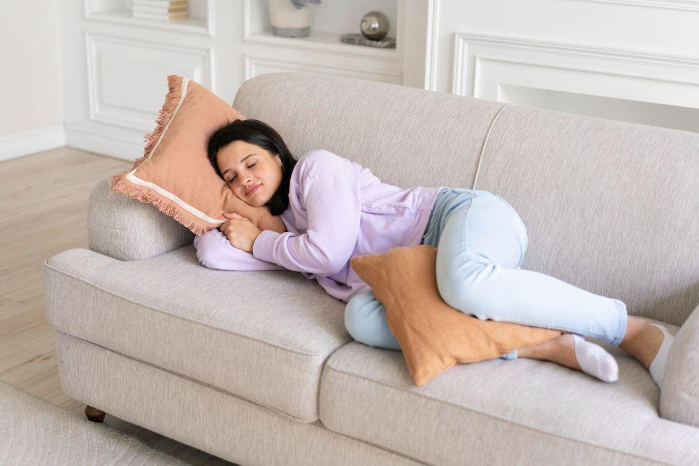 7 Manfaat Tidur dengan Bantal di Antara Kaki, Wajib Coba!