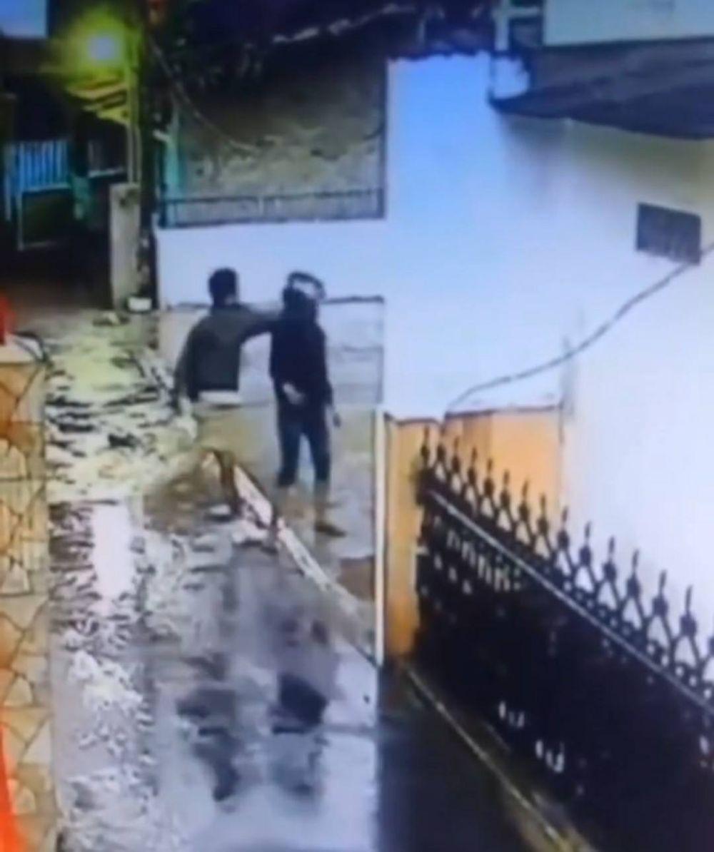 Viral Pria Bogem Kekasihnya Hingga Terjungkal di Kota Cimahi