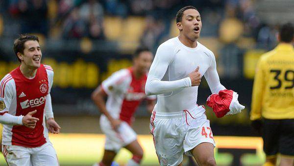 Jairo Riedewald menimba ilmu di Jong Ajax untuk menambah pengalaman. (ajax.nl)