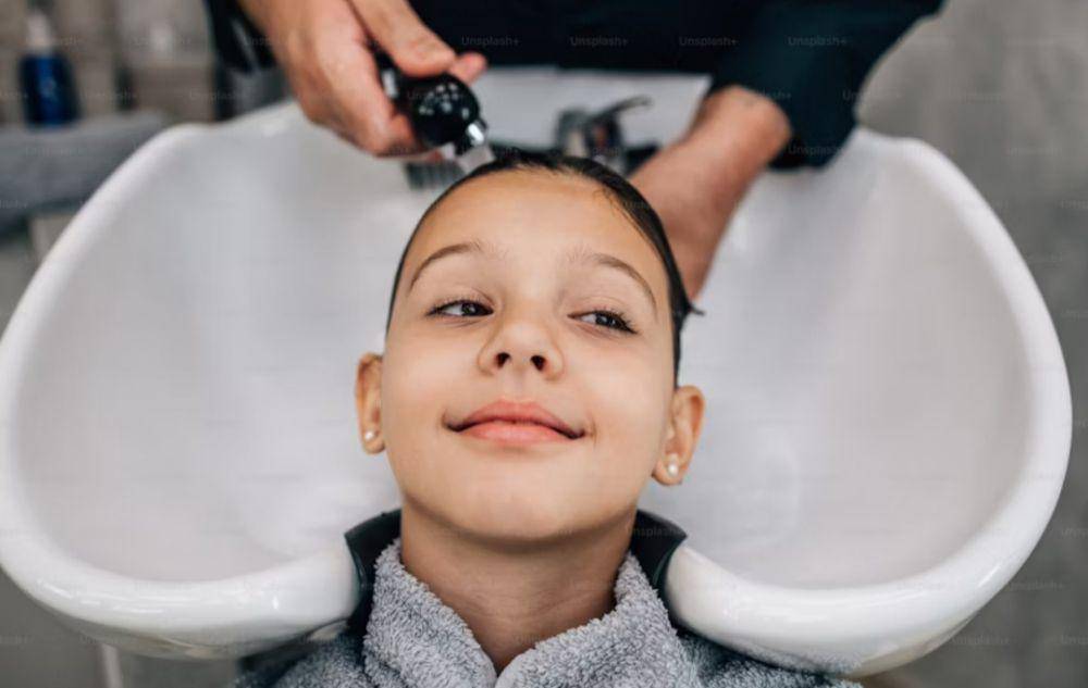 ilustrasi anak yang sedang cuci rambut (unsplash.com/Getty Images)