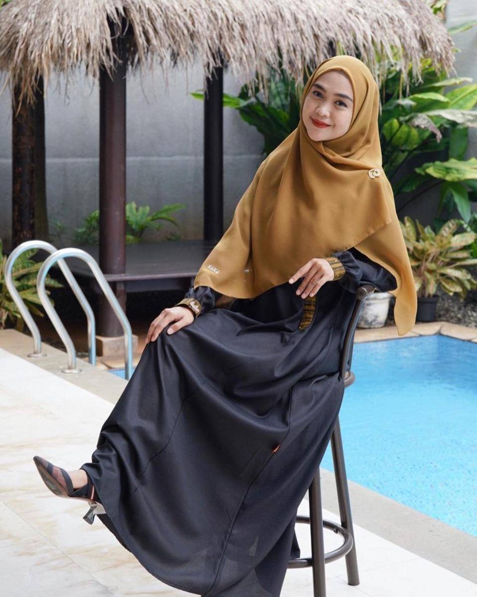 inspirasi outfit lebaran ala influencer (instagram.com/riaricis1795)