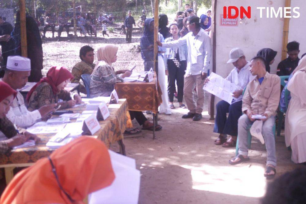 Suasana pemungutan suara di salah satu TPS di Pulau Rempang (IDN Times/Putra Gema Pamungkas)