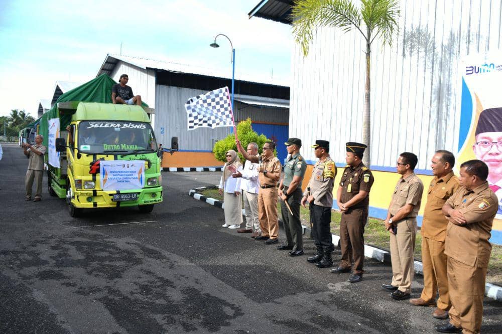 Pj. Bupati Lotim, M Juaini Taofik saat melepas distribusi beras bantuan pangan (Humas Protokol Pemda Lotim)