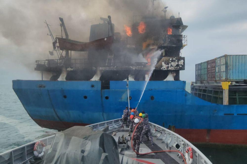 Kapal Kargo KM Alexindo 8 Terbakar di Perairan Batu Ampar Batam