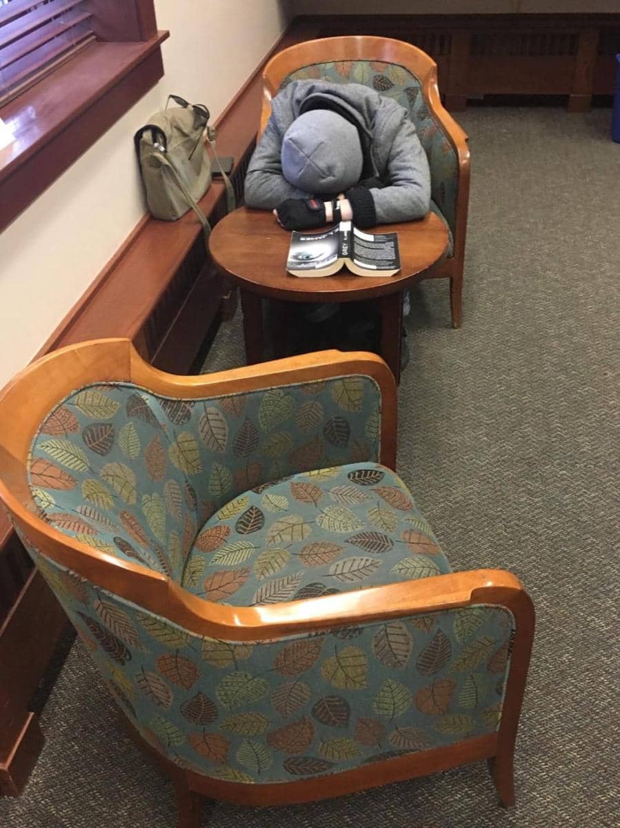 momen kocak di perpustakaan (reddit.com/r/funny)