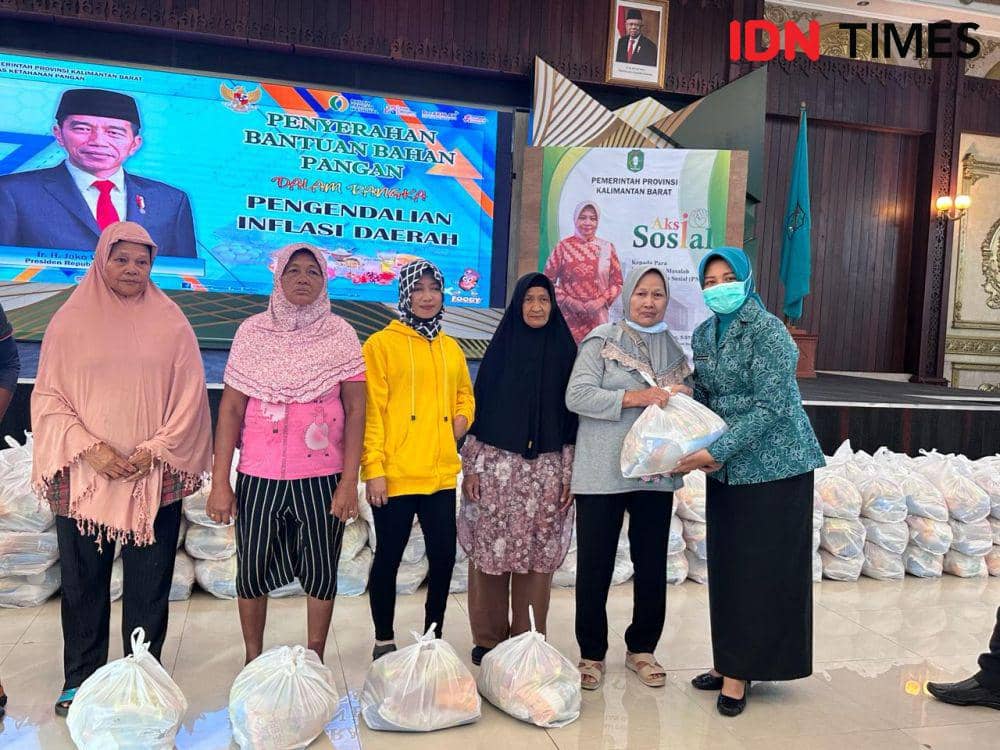 Pj Ketua TP PKK Kalbar, Windy Prihastari berikan bantuan ke PMKS. (IDN Times/Teri).