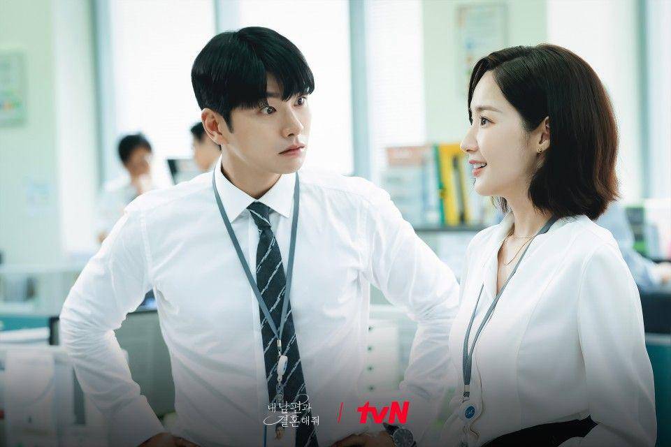 cuplikan Lee Yi Kyung dan Park Min Young di drakor Marry My Husband (dok. tvN/내 남편과 결혼해줘)