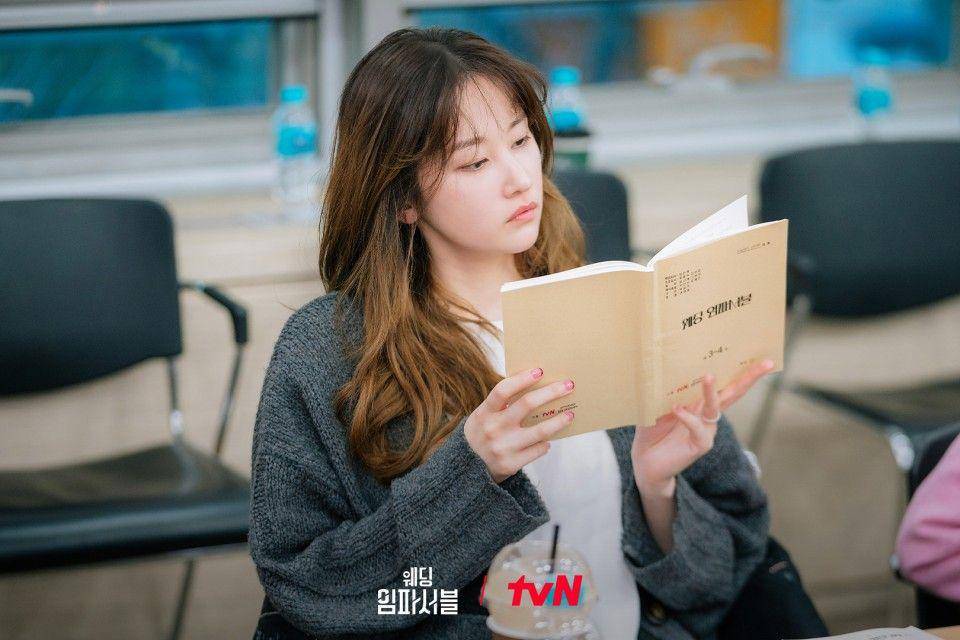 Jeon Jong Seo saat pembacaan naskah drakor Wedding Impossible (dok. tvN/Wedding Impossible)
