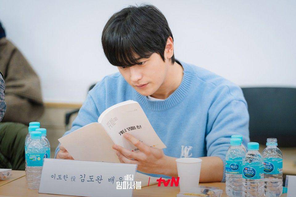 Kim Do Wan saat pembacaan naskah drakor Wedding Impossible (dok. tvN/Wedding Impossible)