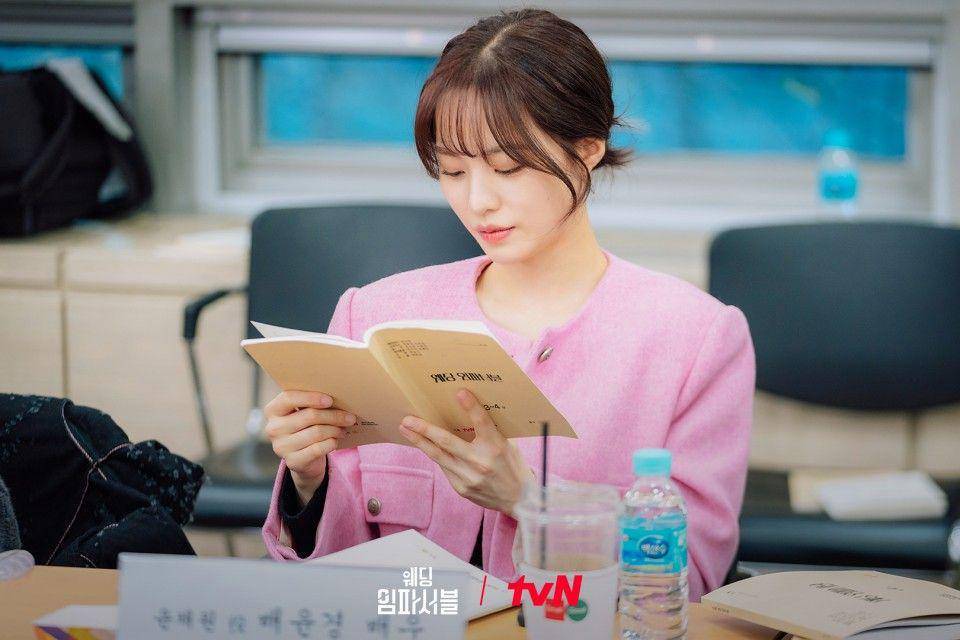 Bae Yoon Kyoung saat pembacaan naskah drakor Wedding Impossible (dok. tvN/Wedding Impossible)