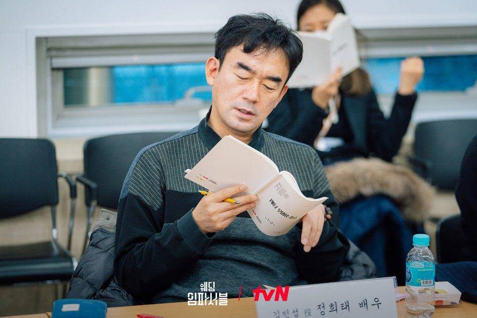 Jung Hee Tae saat pembacaan naskah drakor Wedding Impossible (dok. tvN/Wedding Impossible)