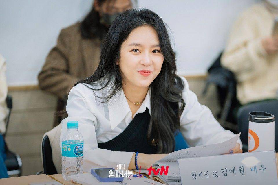 Kim Ye Won saat pembacaan naskah drakor Wedding Impossible (dok. tvN/Wedding Impossible)