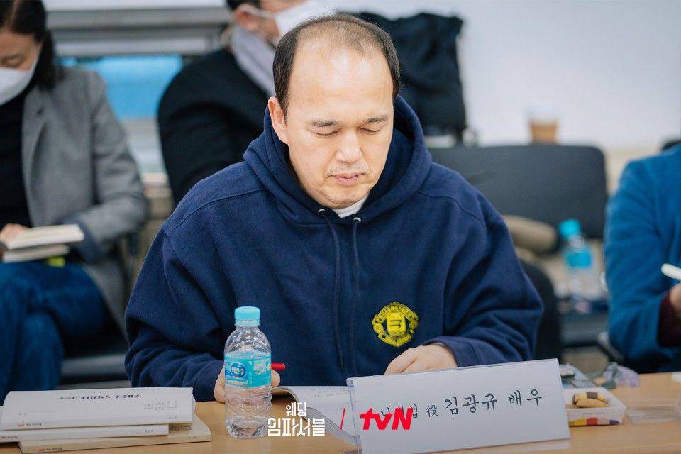 Kim Kwang Kyu saat pembacaan naskah drakor Wedding Impossible (dok. tvN/Wedding Impossible)