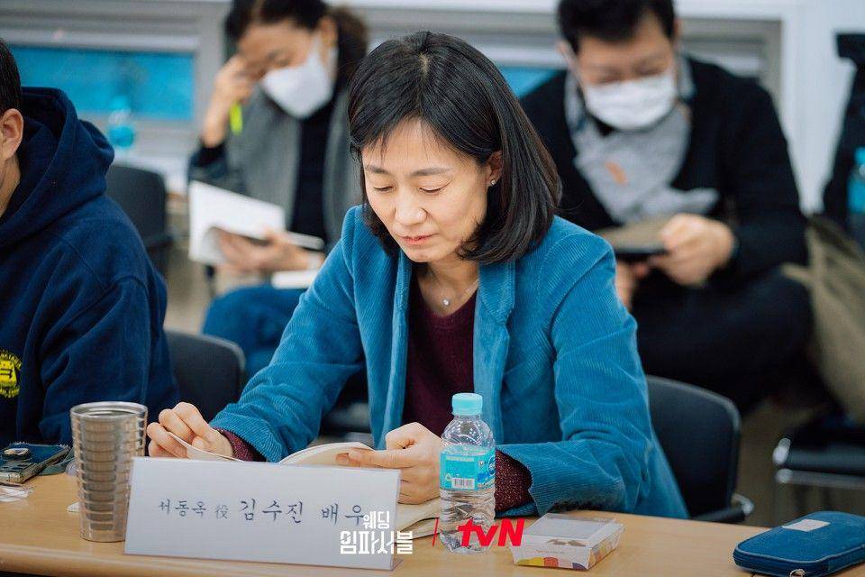 Kim Soo Jin saat pembacaan naskah drakor Wedding Impossible (dok. tvN/Wedding Impossible)