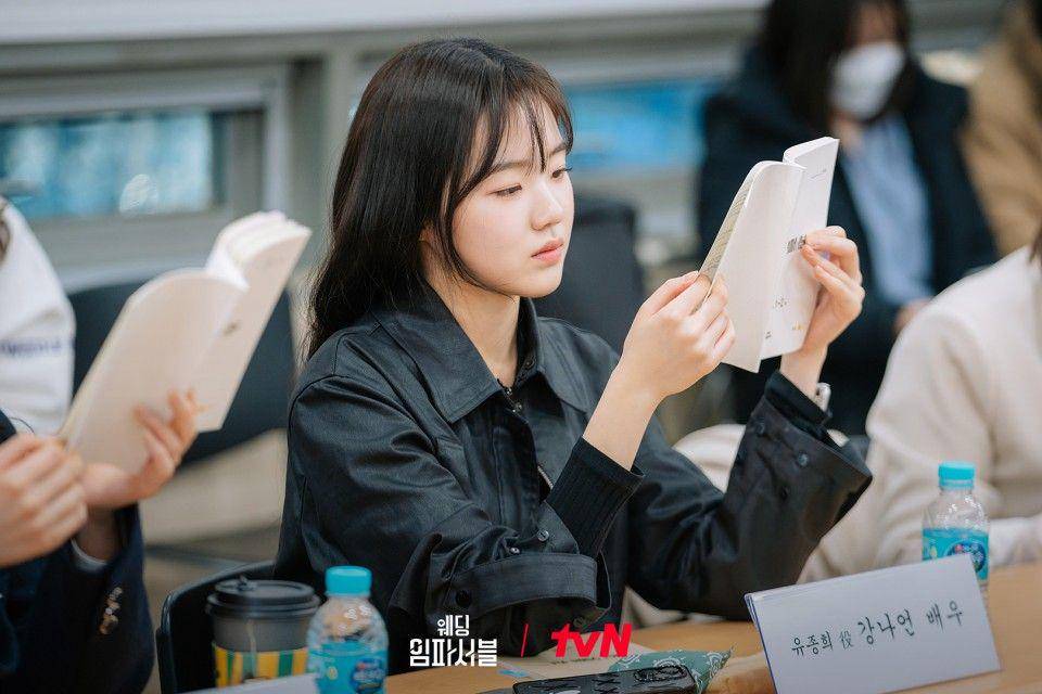 Kang Na Eon saat pembacaan naskah drakor Wedding Impossible (dok. tvN/Wedding Impossible)