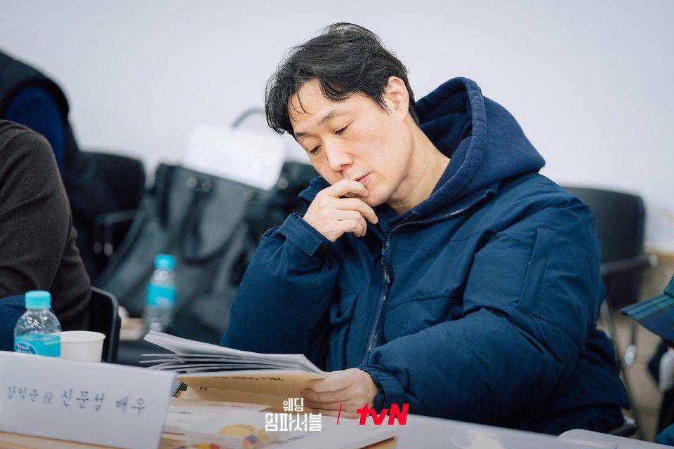 Shin Mun Sung saat pembacaan naskah drakor Wedding Impossible (dok. tvN/Wedding Impossible)