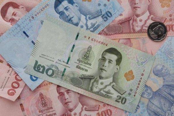 Potret uang baht Thailand (freepik.com/pakorn1981)