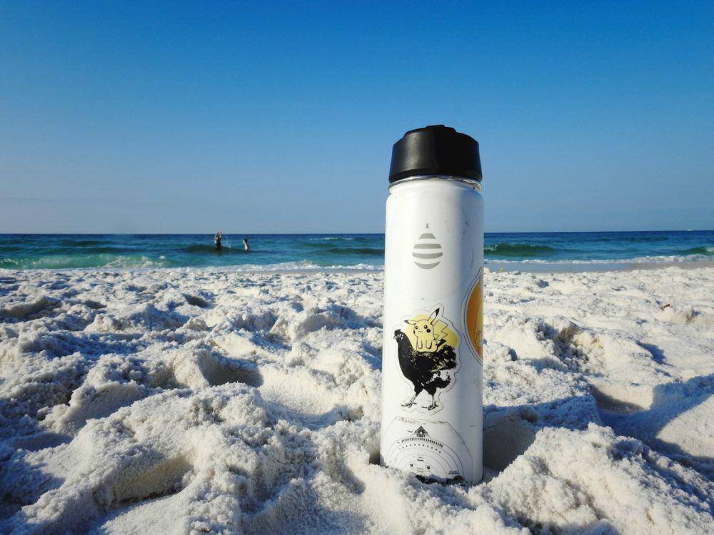 Ilustrasi botol air minum yang bisa dibawa kemana saja untuk bekal (Unsplash.com/Brad)