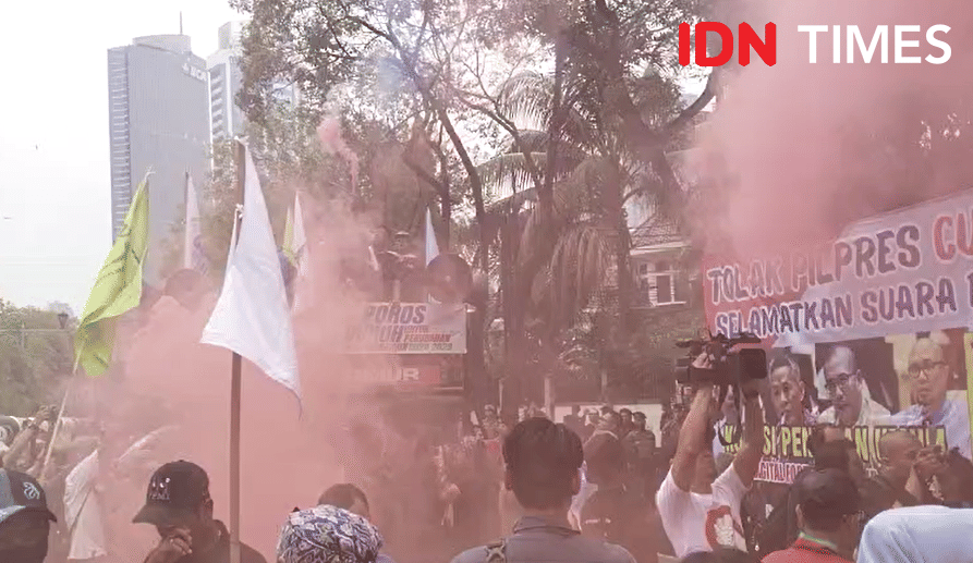 Flare Asap Warnai Demonstrasi Pendukung AMIN di Depan KPU