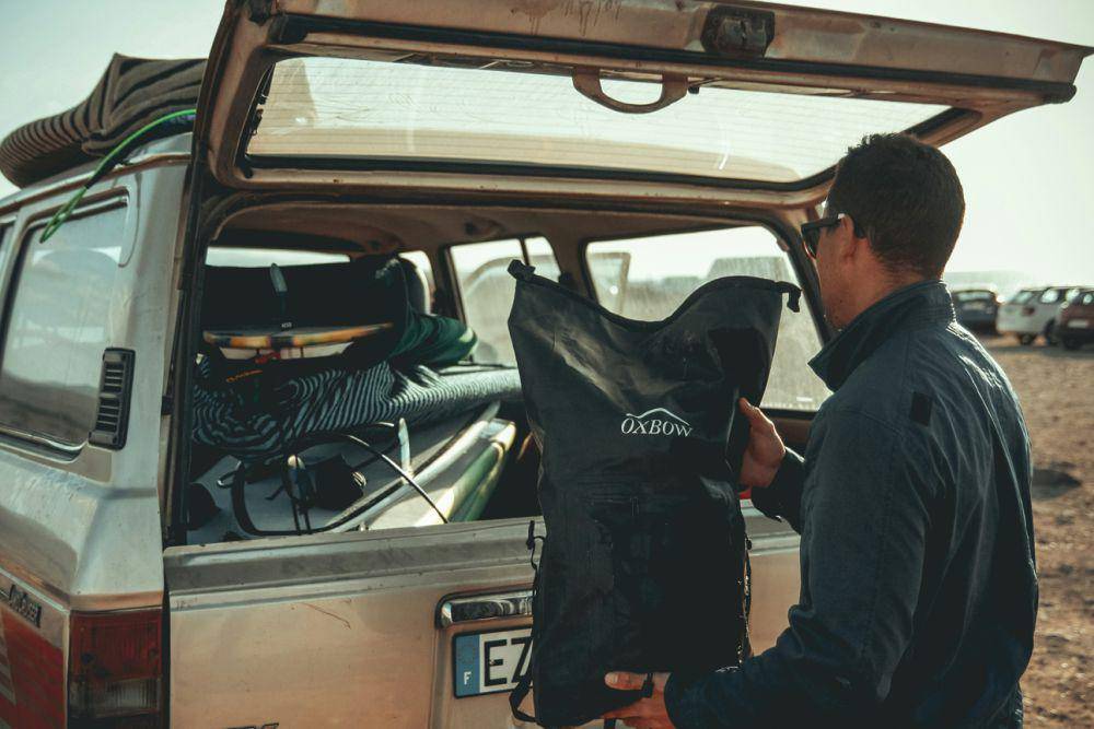 Ilustrasi membawa dry bag untuk menyimpan barang-barang (Unsplash.com/Eddy Billard)