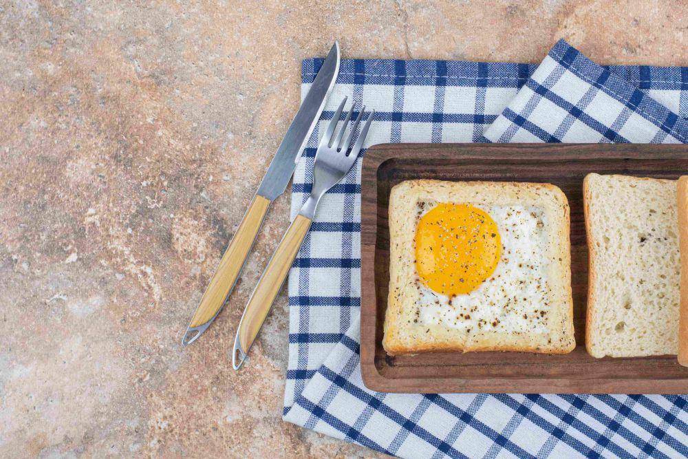Telur Rebus dengan Roti Gandum (freepik.com/azerbaijan_stockers)