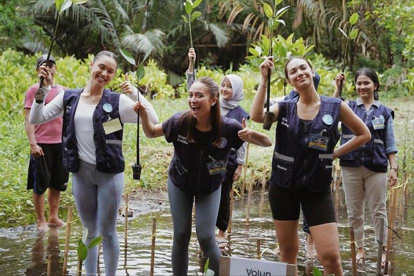 7 Potret Perdana Haico Van der Veken Jadi Relawan di Hutan Mangrove