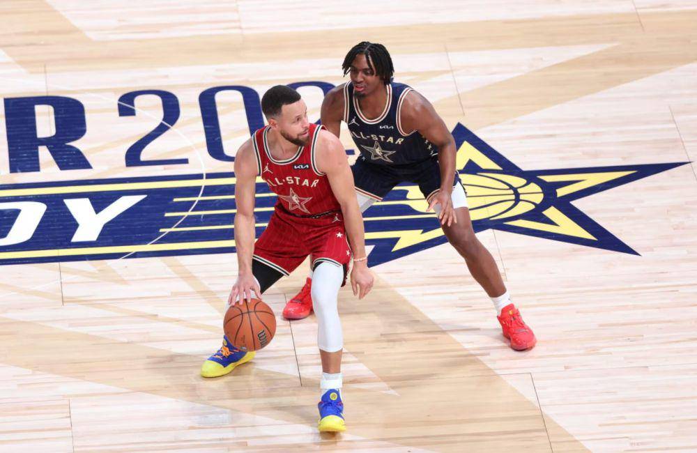 Stephen Curry dan Tyrese Maxey (nba.com)
