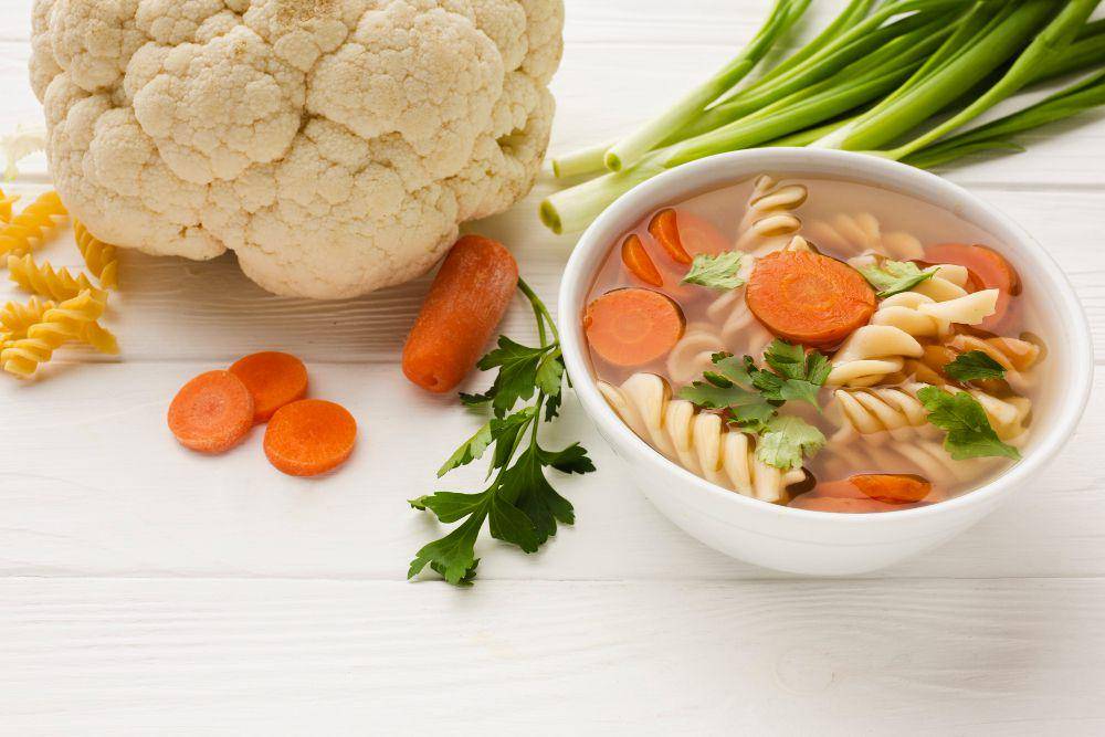 Sup Sayuran dengan Protein (freepik.com/freepik)