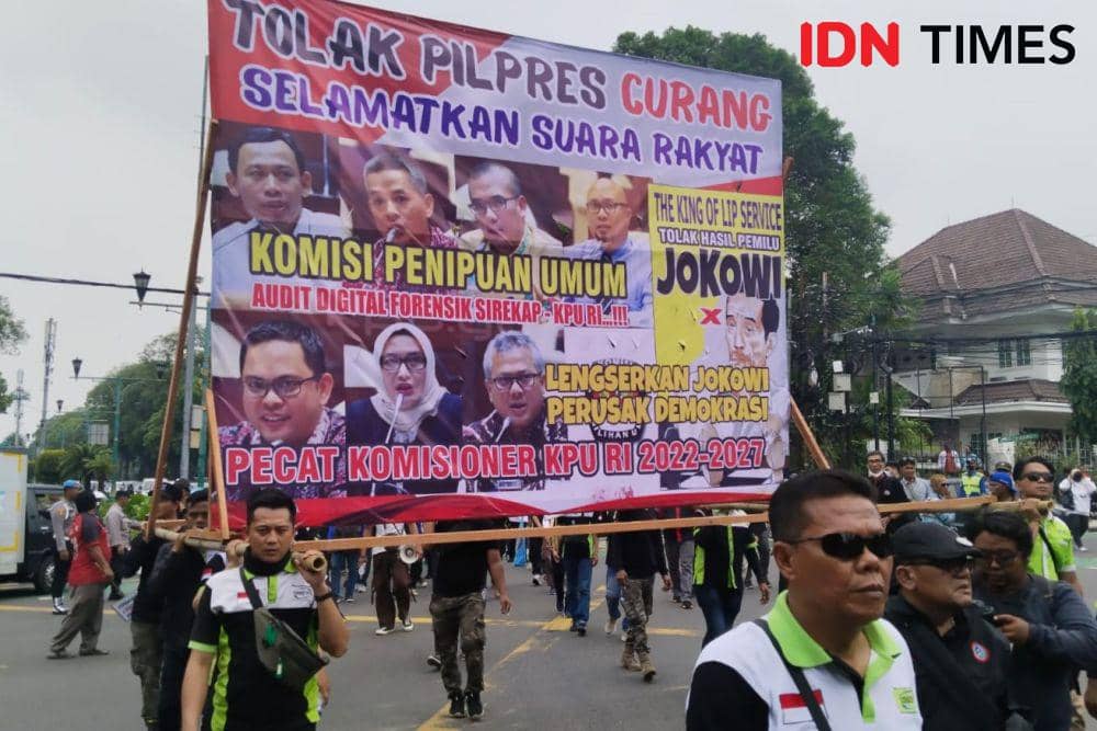 Sejumlah massa datangi KPU menolak pilpres curang pada Rabu (21/2/2024). (IDN Times/Iglo Montana)