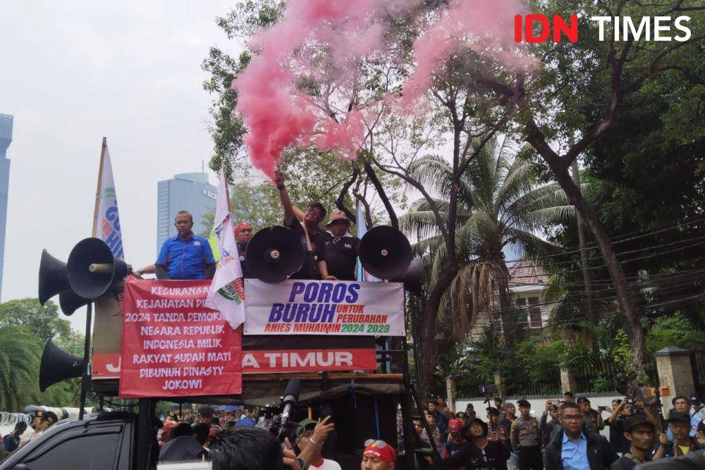 Sejumlah massa datangi KPU menolak pilpres curang pada Rabu (21/2/2024). (IDN Times/Iglo Montana)