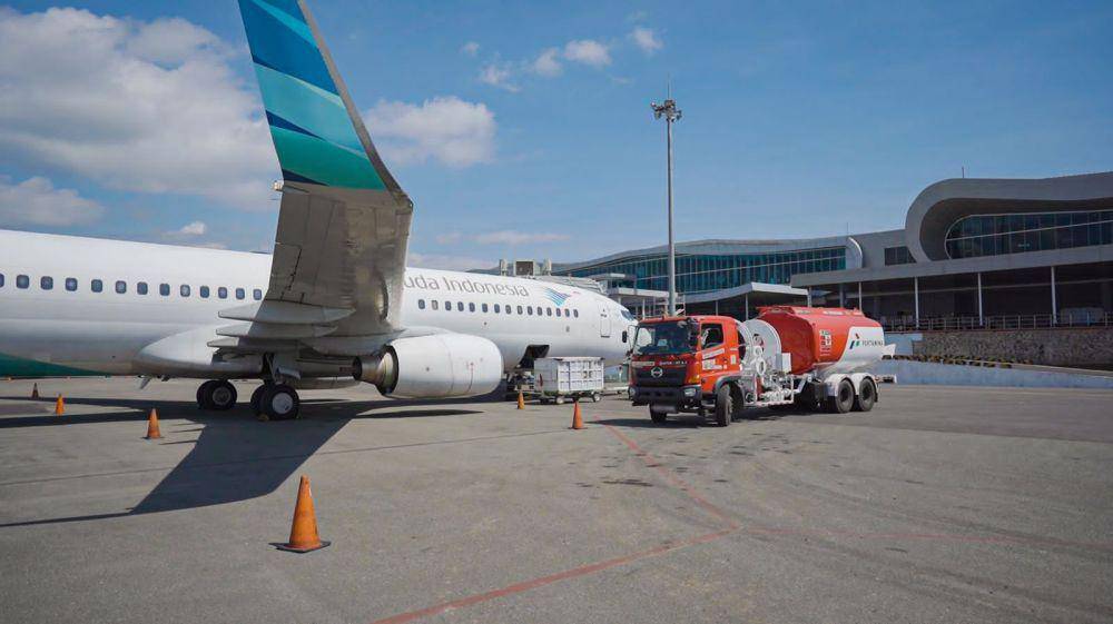 Ilustrasi pengisian bahan bakar pesawat di bandara. (dok. Pertamina)