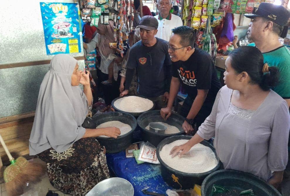 Pj. Bupati Lotim, M Juaini Taofik saat mengunjungi pasar Paokmotong (IDN Times / Ruhaili)