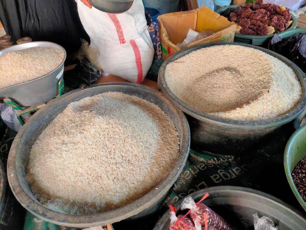 Beras medium yang dijual di pasar Paokmotong (IDN Times/Ruhaili)