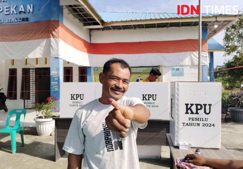 seorang masyarakat di Desa Batang Kuis Pekan menunjukkan kelingkingnya usai melakukan PSU (IDN Times/Eko Agus Herianto)