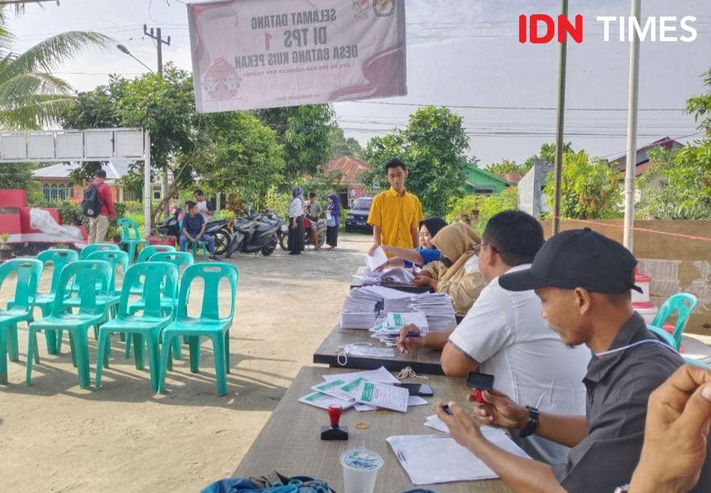 petugas KPPS menyambut masyarakat Batang Kuis Pekan yang hadir untuk melakukan PSU (IDN Times/Eko Agus Herianto)