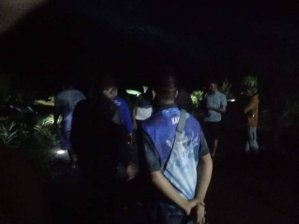 Warga setempat berjaga-jaga pasca Harimau Sumatra masuk kerumah dan menggigit kaki balita (IDN Times/ Fanny Rizano)