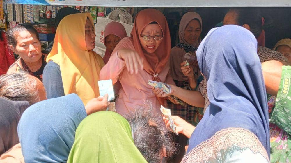 Baru Dikirim, Beras SPHP di Pasar Sayur Magetan Ludes Diserbu Warga