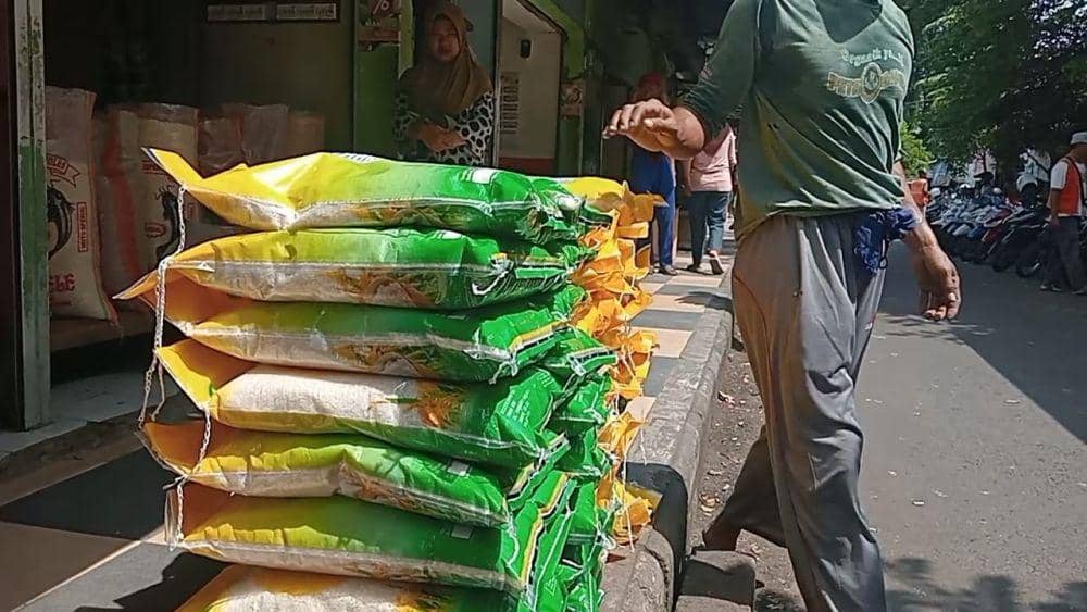 Bulog Ponorogo distribusikan beras SPHP 10 ton ke pasar Sayur Magetan. IDN Times/ Riyanto
