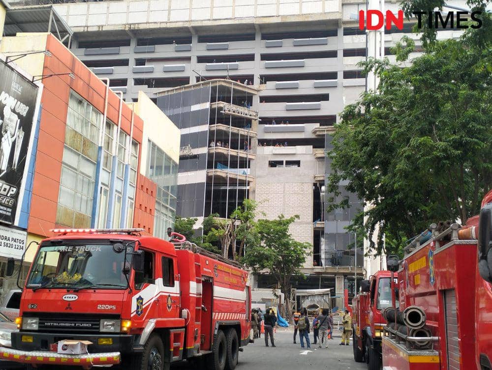 Kebakaran Apartemen Pakuwon Merambat 13 Lantai, Petugas Kesulitan