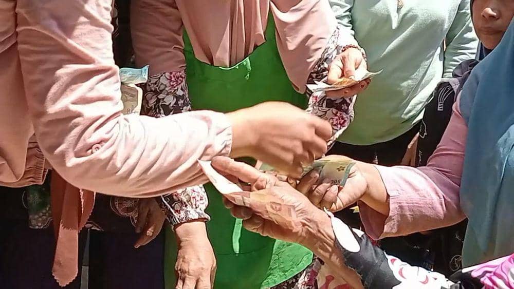 Begitu tiba, warga langsung menyerbu kios penjual beras SPHP di pasar Sayur Mageta. IDN Times/ Riyanto