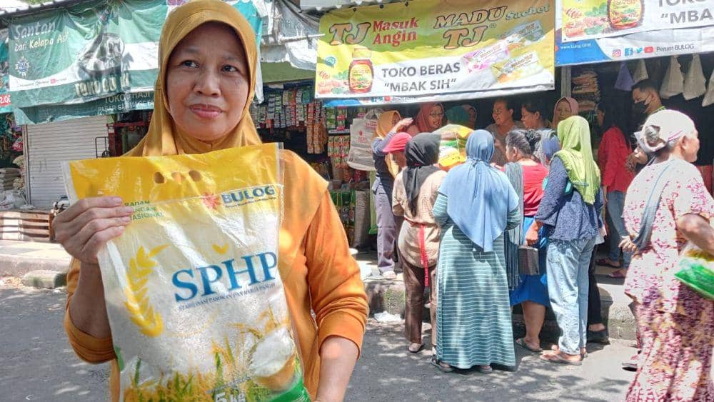 Begitu tiba, warga langsung menyerbu kios penjual beras SPHP di pasar Sayur Mageta. IDN Times/ Riyanto