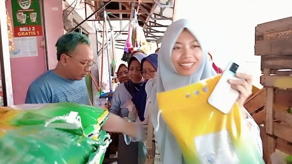 Begitu tiba, warga langsung menyerbu kios penjual beras SPHP di pasar Sayur Mageta. IDN Times/ Riyanto
