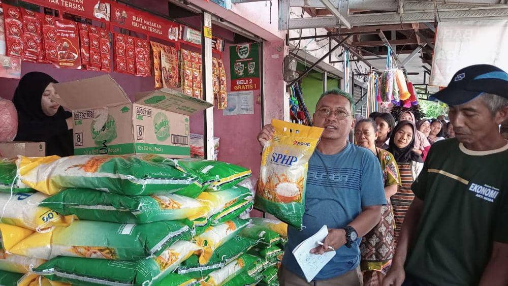 Bulog Ponorogo distribusikan beras SPHP 10 ton ke pasar Sayur Magetan. IDN Times/ Riyanto