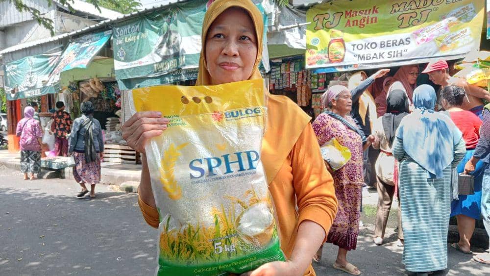 Warga berburu beras SPHP di pasar Sayur Magetan. IDN Times/ Riyanto