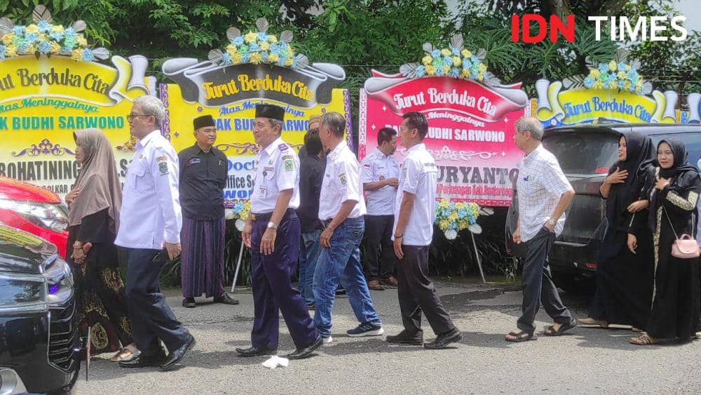Budhi Sarwono Eks Bupati Banjarnegara Dimakamkan di TPU Karangtengah
