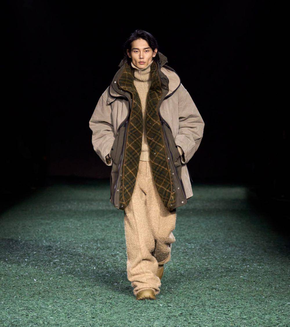 Burberry Winter '24 collection di London Fashion Week 2024 (dok. Burberry)