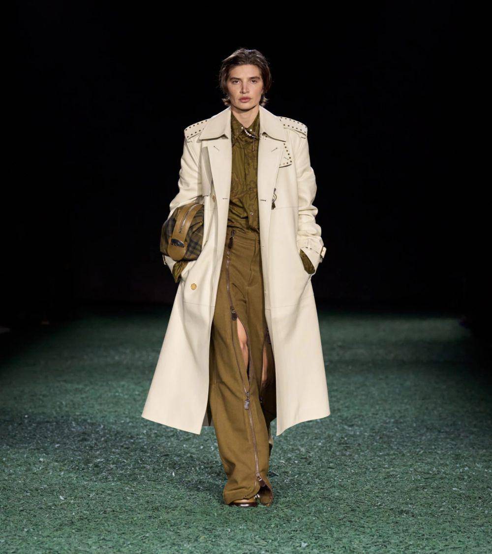 Burberry Winter '24 collection di London Fashion Week 2024 (dok. Burberry)