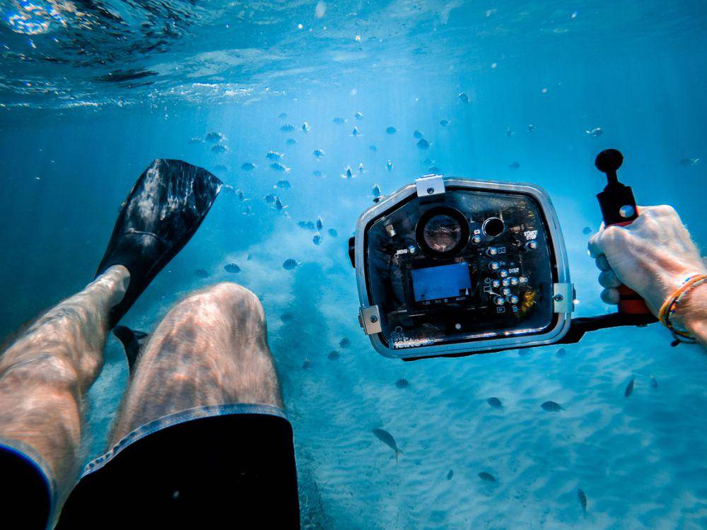 Ilustrasi kamera underwater untuk mendokumentasikan keindahan bawah laut (Unsplash.com/Jakob Owens)