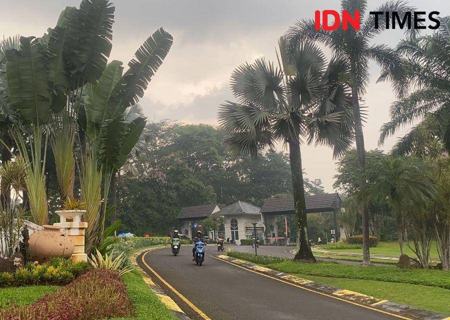 Gerbang kluster menuju kediaman Komeng di Sentul, Jawa Barat (IDN Times/Yosafat Diva Bayu Wisesa)