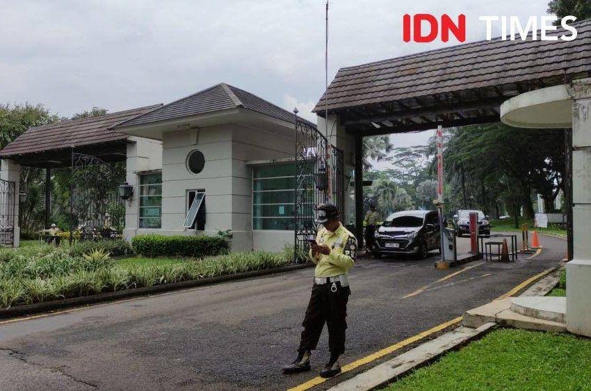 Gerbang kluster menuju kediaman Komeng di Sentul, Jawa Barat (IDN Times/Yosafat Diva Bayu Wisesa)